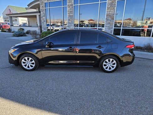 Used 2022 Toyota Corolla LE image 2