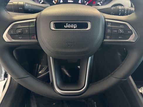 Used 2025 Jeep Compass Limited image 32