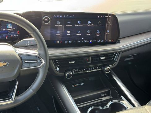 Certified 2025 Chevrolet Suburban Premier image 3