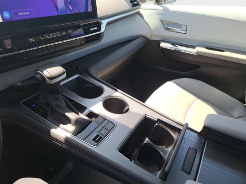 Used 2025 Toyota Sienna XLE FWD image 24