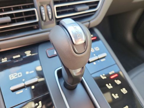 Used 2025 Porsche Macan image 13