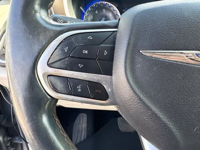Used 2018 Chrysler Pacifica Touring-L w/ Premium Audio Group FWD image 12