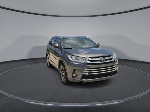 Used 2019 Toyota Highlander XLE FWD image 3