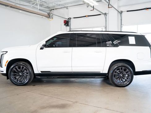 Used 2025 Cadillac Escalade ESV Sport w/ LPO, ONYX Package AWD/4WD image 8