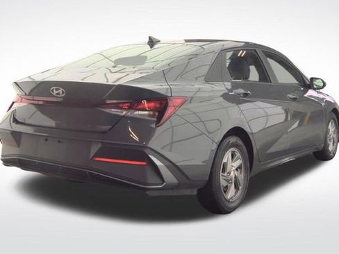 Used 2024 Hyundai Elantra SE FWD image 2