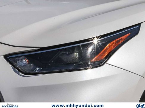 Used 2023 Toyota Highlander XLE FWD image 7