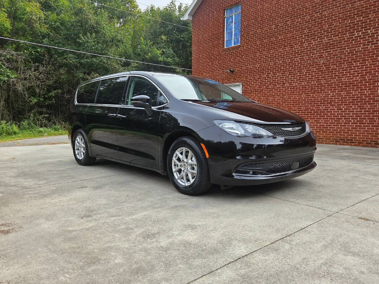 Used 2024 Chrysler Voyager LX FWD image 3