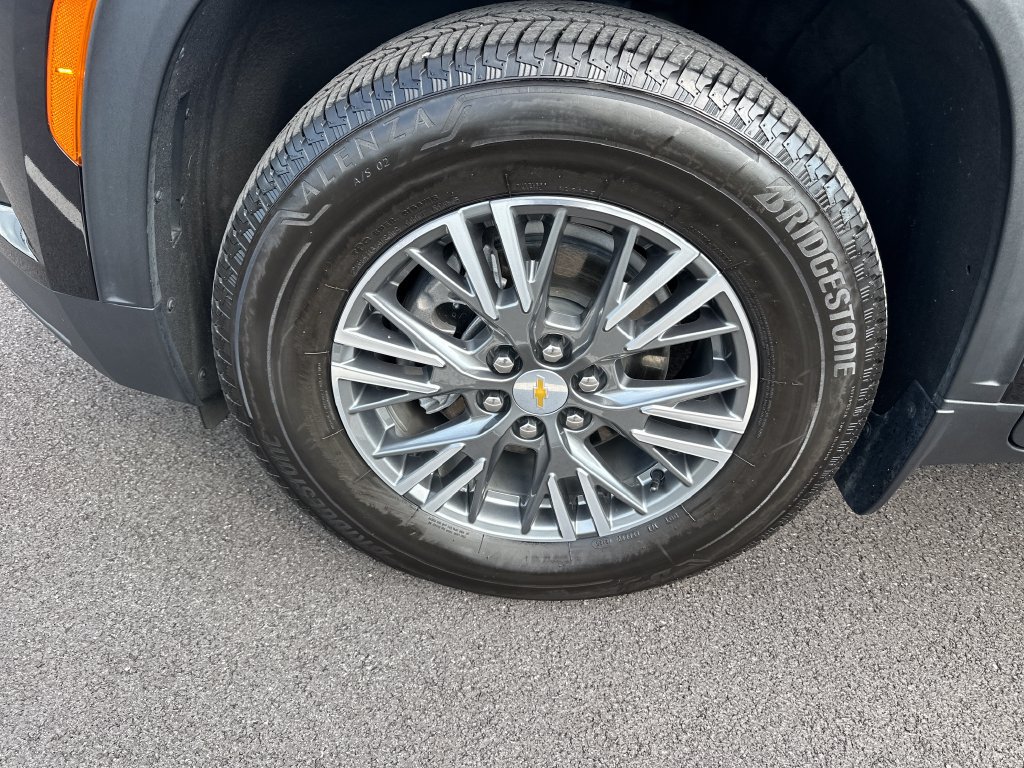 Used 2025 Chevrolet Traverse LT w/ LPO, Floor Liner Package FWD image 13