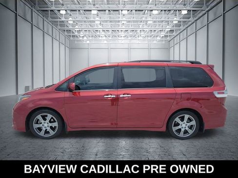 Used 2017 Toyota Sienna SE FWD image 2