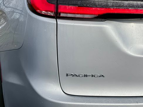 Used 2024 Chrysler Pacifica Touring-L FWD image 34