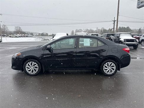 Used 2017 Toyota Corolla L image 2