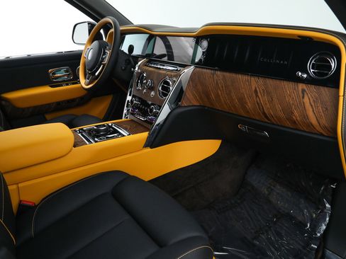 Used 2025 Rolls-Royce Cullinan image 19