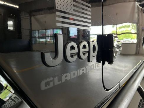Used 2023 Jeep Gladiator Sport AWD/4WD image 13