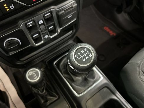 Used 2021 Jeep Gladiator Sport AWD/4WD image 17