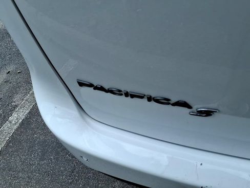 Used 2025 Chrysler Pacifica Limited FWD image 18