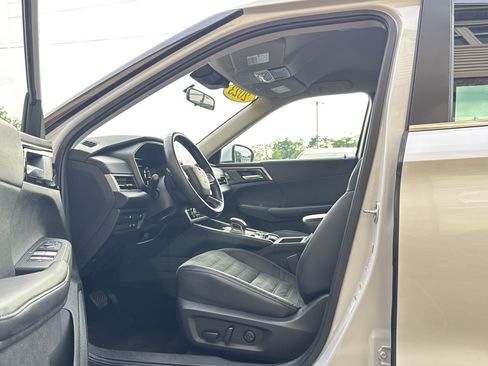 Used 2023 Mitsubishi Outlander SE image 9