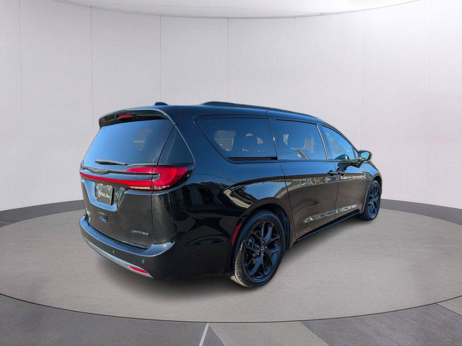 Used 2025 Chrysler Pacifica Limited FWD image 7