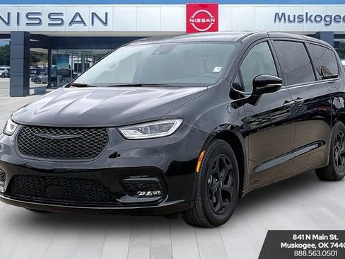 Used 2024 Chrysler Pacifica Limited FWD image 3