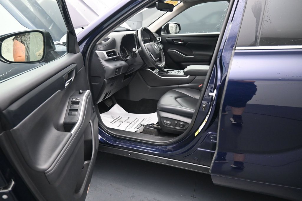 Used 2024 Toyota Highlander XLE AWD/4WD image 15