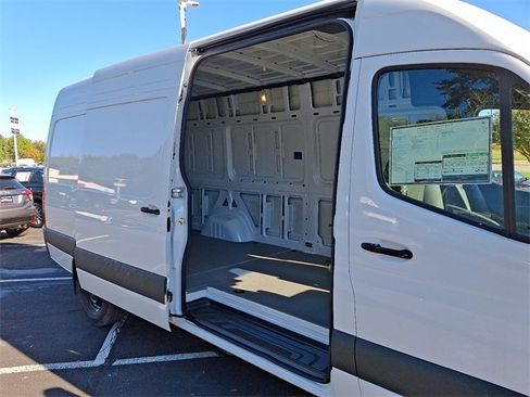 Used 2025 Mercedes-Benz Sprinter 2500 image 10