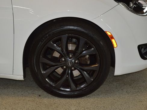 Used 2019 Chrysler Pacifica Touring-L Plus w/ S Appearance Package image 9