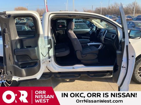Used 2021 Nissan Titan SV w/ SV Convenience Package RWD image 17