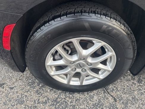 Used 2025 Chrysler Pacifica Select image 12