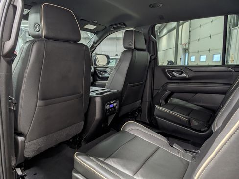 Used 2022 GMC Yukon XL SLT w/ SLT Luxury Package image 18