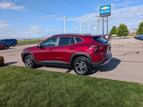 Used 2024 Chevrolet Trax LT w/ Driver Confidence Package FWD image 11