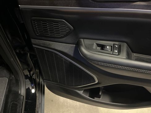 Used 2023 Jeep Grand Cherokee Limited w/ Black Appearance Package image 27