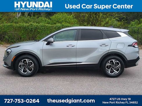Used 2023 Kia Sportage LX FWD image 2