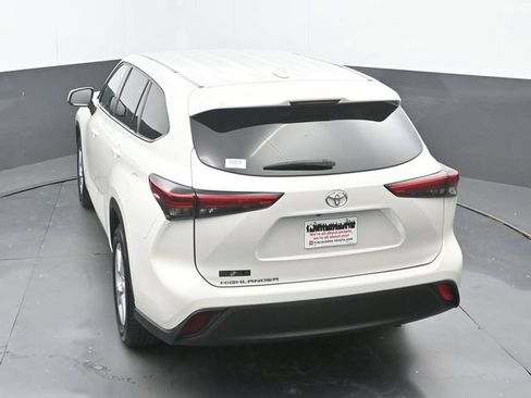 Used 2020 Toyota Highlander LE FWD image 31