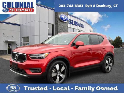 Used 2022 Volvo XC40 T5 Momentum image 1