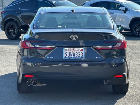 Used 2025 Toyota Camry SE image 5