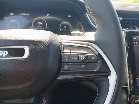 Used 2023 Jeep Grand Cherokee Limited w/ Black Appearance Package AWD/4WD image 15