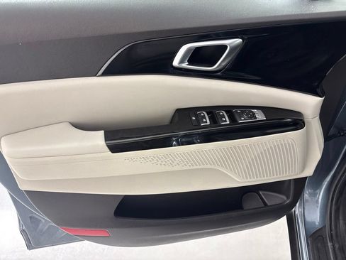Used 2023 Kia Carnival EX FWD image 26