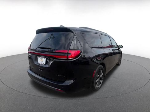 Used 2025 Chrysler Pacifica Limited image 14