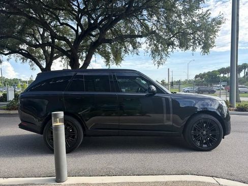 Used 2025 Land Rover Range Rover SE AWD/4WD image 3
