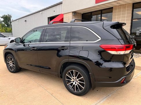 Used 2018 Toyota Highlander SE AWD/4WD image 3