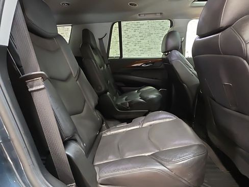Used 2020 Cadillac Escalade Luxury image 12