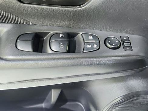 Used 2019 Nissan Kicks S FWD image 17