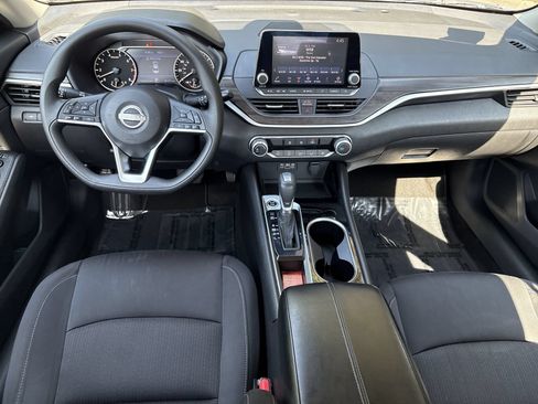 Certified 2024 Nissan Altima 2.5 SV FWD image 3