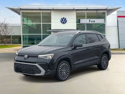 New 2026 Volkswagen Taos SE image 2