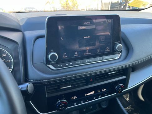 Used 2025 Nissan Rogue SV image 17