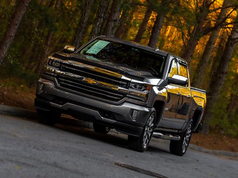 Used 2017 Chevrolet Silverado 1500 High Country image 40