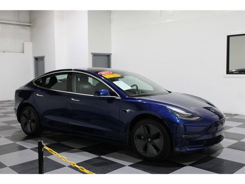 Used 2017 Tesla Model 3 Standard Range image 1