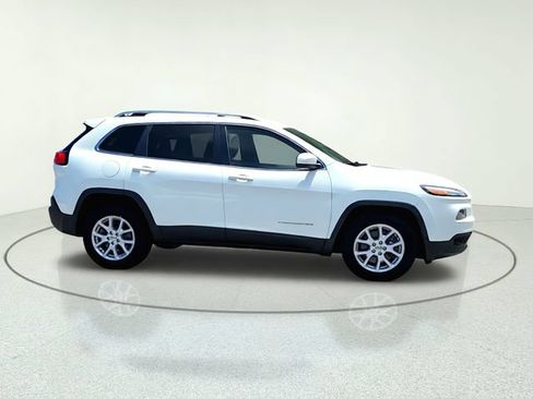 Used 2016 Jeep Cherokee Latitude w/ Cold Weather Group FWD image 7