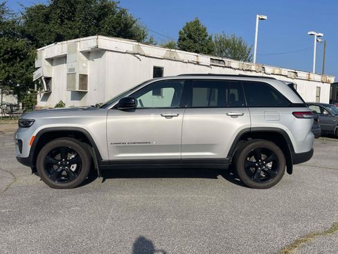 Used 2025 Jeep Grand Cherokee Altitude AWD/4WD image 4
