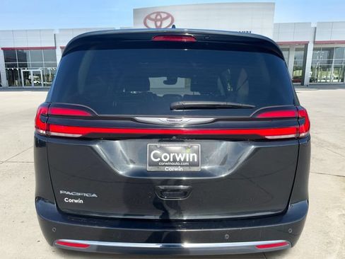 Used 2023 Chrysler Pacifica Touring-L FWD image 4