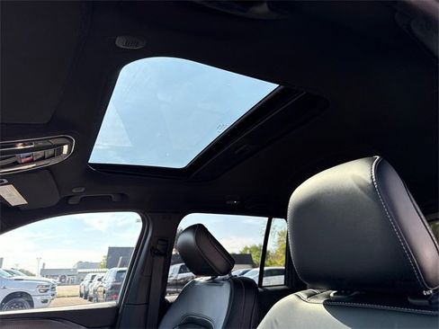 New 2025 Jeep Grand Cherokee Altitude image 4